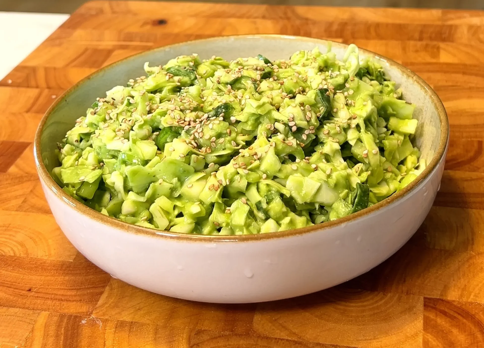 Kohl-Gurken-Salat mit Avocado-Basilikum-Dressing - Dr Vegan