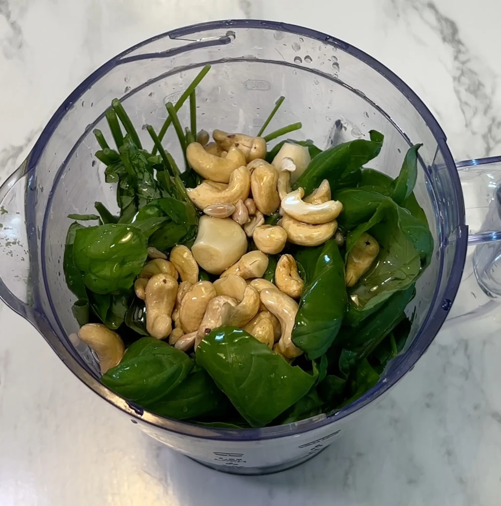 Kohl-Gurken-Salat mit Avocado-Basilikum-Dressing - Dr Vegan