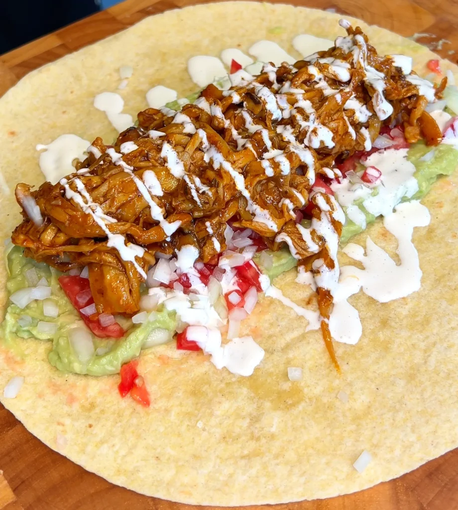 Ajouter des légumes frais à un burrito végétalien aux champignons