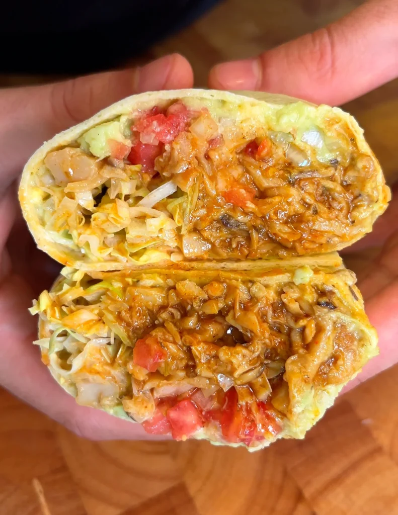 Burritos végétaliens aux champignons avec sauce à l'avocat