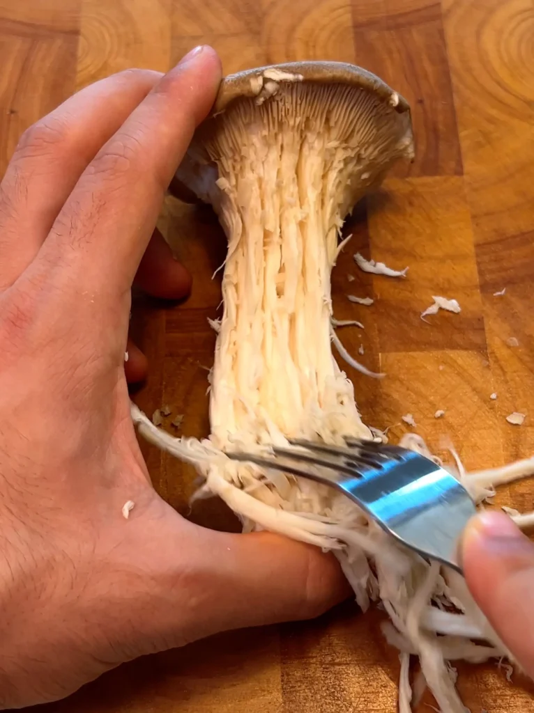 Râper les pleurotes royaux à la fourchette