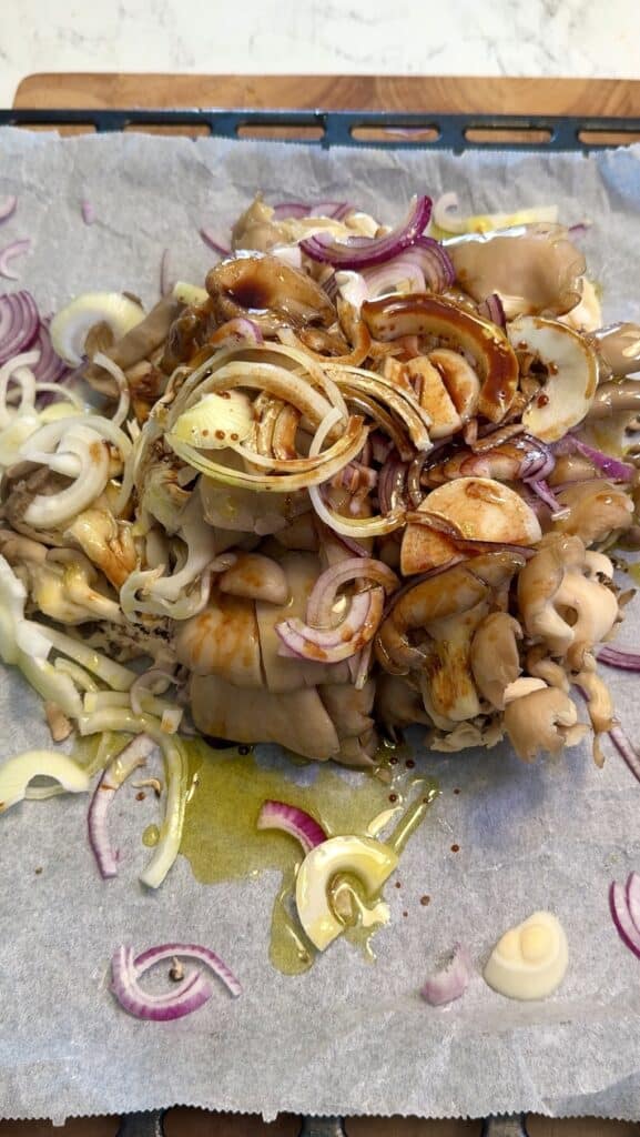 Mélanger les pleurotes avec de l'huile d'olive, de l'assaisonnement pour shawarma, de la pâte de tomate et de la sauce soja.